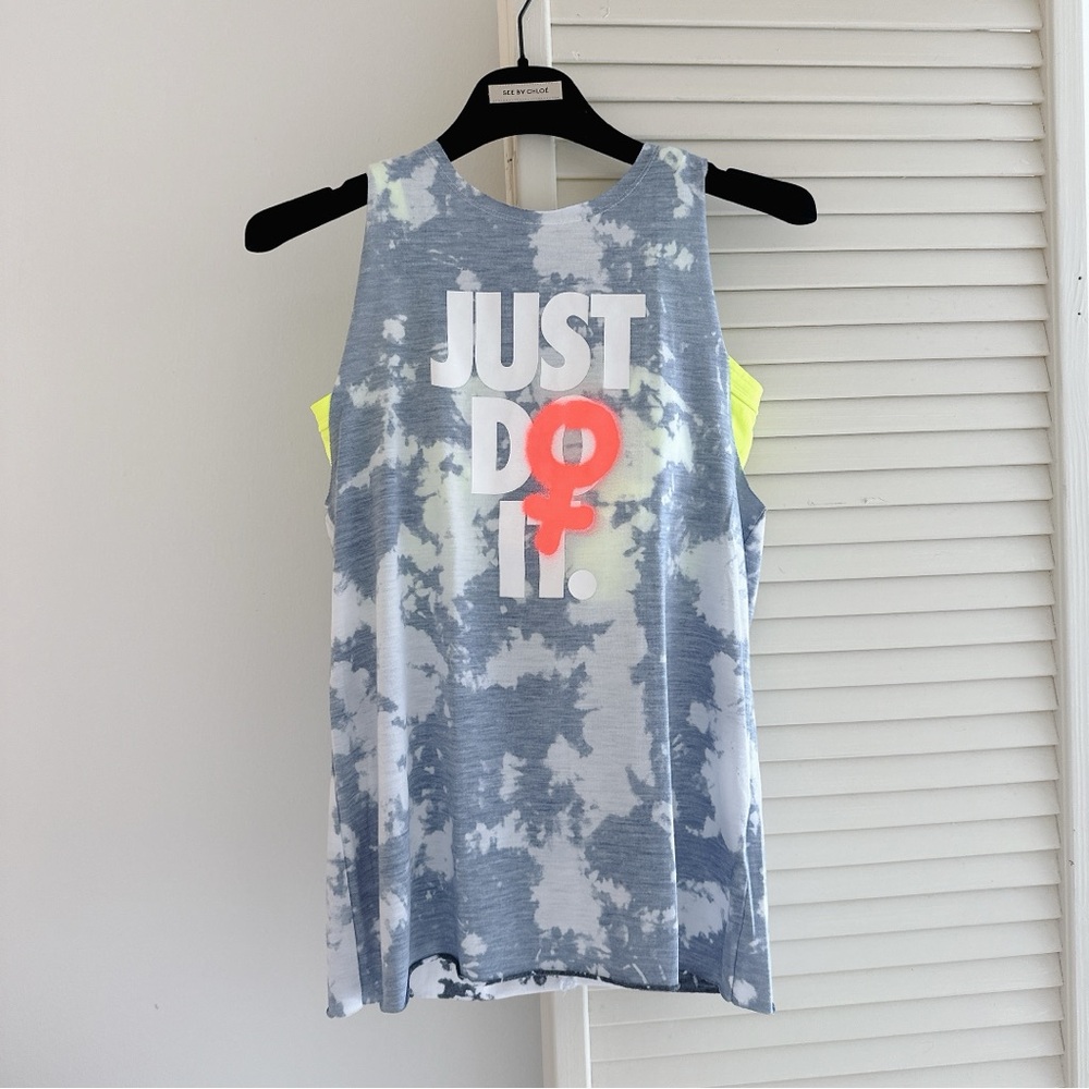 NEW! NIKE GRAPHICS CREW MUSCLE TANK TOP sz XS GRAY WHITE PINK RELAX FIT CUT OUT